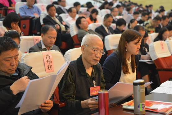 3 代表专心听取报告.JPG