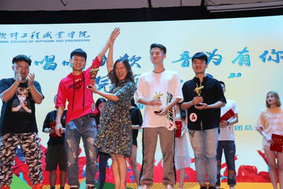 1529393656710067.jpg 2 吴小丽老师为冠军王震颁奖