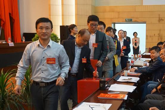 4 代表们依次投票.JPG