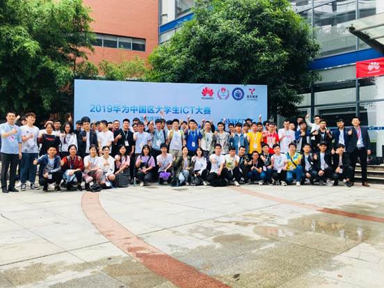 1559998805124533.jpg 考完合影 (3)